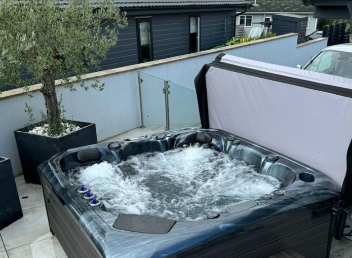 SPA бассейн Superior Spas Premium Tokyo (Midnight Opal) (Англия), 223&times;223&times;94 см 66546 фото