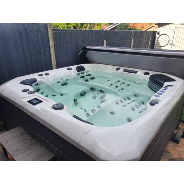 SPA бассейн Superior Spas Premium Barcelona (Sterling Silver) (Англия), 223&times;223&times;94 см 23225 фото
